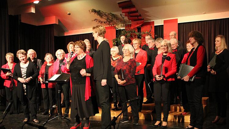 Die "Liederkranz" Zeil hatte das Konzert zusammen mit der Stadt organisiert und gestaltete es auch. Dabei stellte Christa Schlegelmilch die neue Dirigentin Christine Raab vor (im Vordergrund von links).
