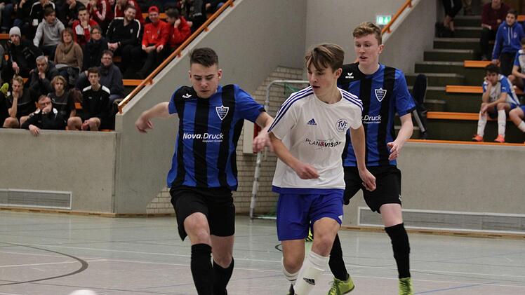 U17-Endrunde: FSV Erlangen-Bruck (blau) gegen den TV 48 Erlangen im Halbfinale.