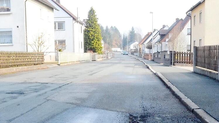 Die Gartenstraße im Wohngebiet "Anger" weist deutliche Schänden auf und soll saniert werden. Die Gemeinde hat die Maßnahme im Haushalt 2018 eingeplant. Foto: K.- H. Hofmann