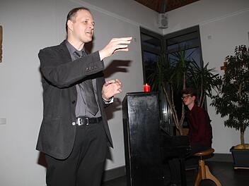 Bei einem Lyrikabend im evangelischen Gemeindehaus begeisterten  Elmar Koziel (links) und David Höppner am Klavier. Foto: Gerda Völk