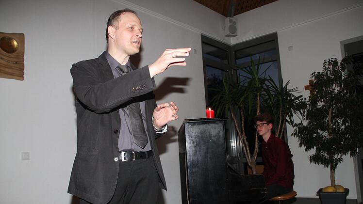 Bei einem Lyrikabend im evangelischen Gemeindehaus begeisterten  Elmar Koziel (links) und David Höppner am Klavier. Foto: Gerda Völk
