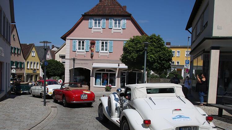 Rüdiger und Maria Rommel aus Nedensdorf nahmen mit ihrem weißen Excalibur, einer Replica aus dem Jahr 1985, an der Rundfahrt teil.Matthias Einwag