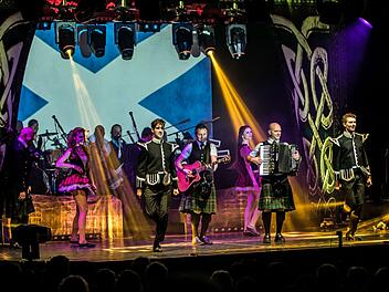 Die siebenköpfige Band Cornamusa gastierte gemeinsam mit der international besetzten "Irish Beats Dance Company" im Kongresshaus Rosengarten in Coburg.Foto: Jochen Berger