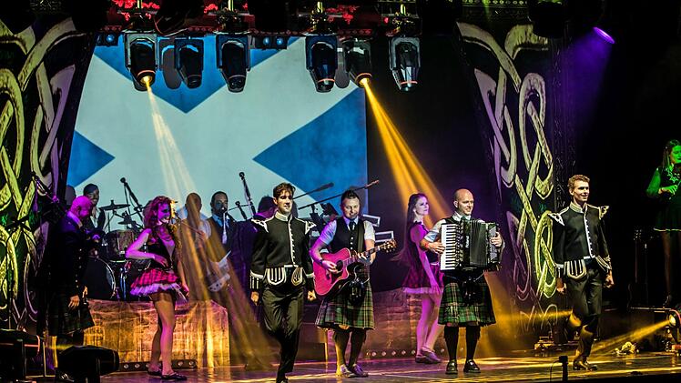 Die siebenköpfige Band Cornamusa gastierte gemeinsam mit der international besetzten "Irish Beats Dance Company" im Kongresshaus Rosengarten in Coburg.Foto: Jochen Berger