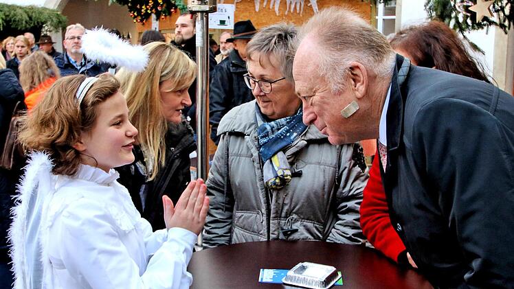 Was flüstern sich das Mürschter Engelchen Marie-Kristin Kunz und Bürgermeister Helmut Blank wohl zu? Foto: Dieter Britz