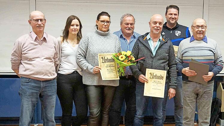 Bei der Ehrung der Jubilare (von links): Ehrenamtsbeauftragter Fritz Schmidt, Laura M&ouml;nch, Nicole M&ouml;nch, Vorstand Walter Mayer, Thomas Hagen, Uwe Fischer und Stephan Kreiner