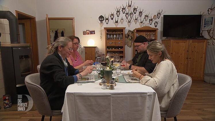 Zwischen den Gängen bekommen die Gäste eine kleine Lektion im Krabbenpulen.