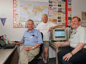Klaus Graser, Otto Grosch und Ottmar Beierl warten im Funkraum im Rabatz vergeblich auf Teilnehmer.  Foto: Andreas Brandl
