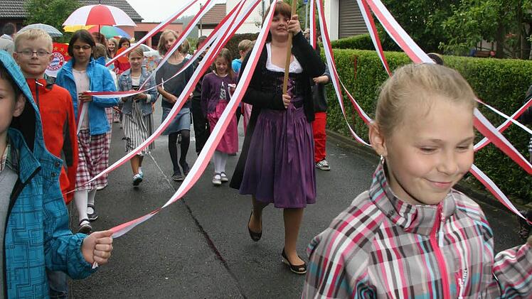 Der Bänderbaum war beim Umzug eine Augenweide.
