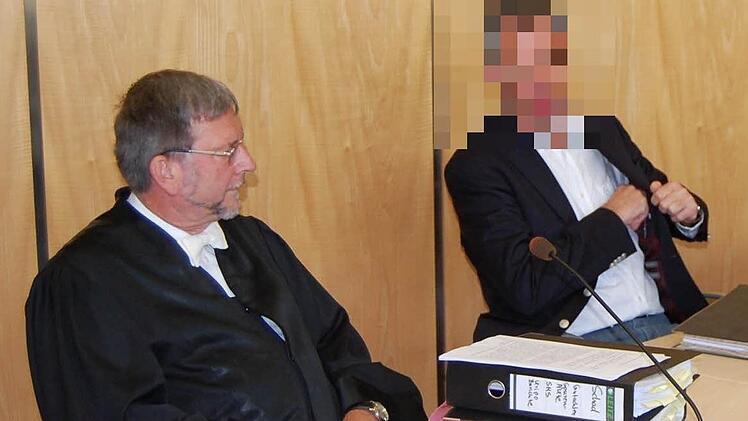 Der Angeklagte Ulrich S. (rechts), hier mit seinem Anwalt Hans-Heinrich Eidt. Foto: Oliver Schmidt