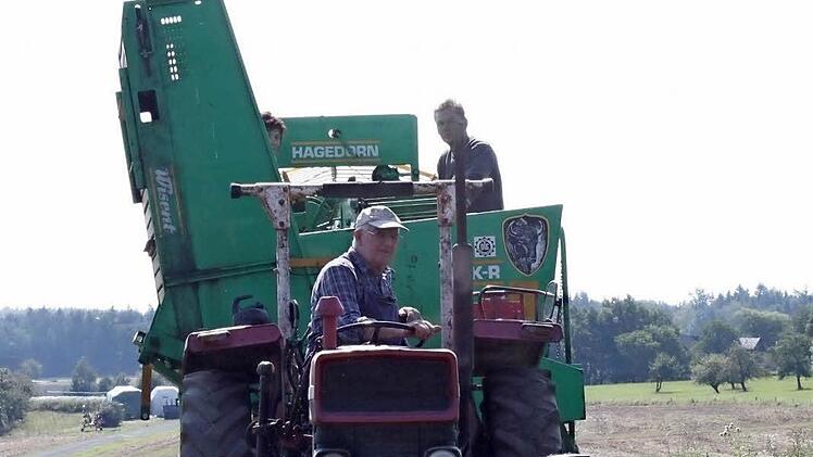 Den Vollernter benutzen auch Werner (vorne) und Frank Eschenbacher (hinten) für die jährliche Kartoffelernte.