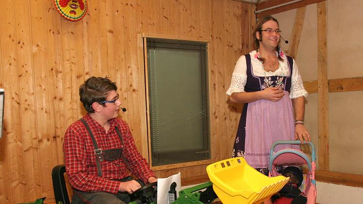 "Fritzchen" kommt mit dem Traktor.