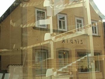 Das Ladengeschäft der Bäckerei Sachs in der Kapellenstraße in Ebern ist bereits seit dem 4. August geschlossen, die Regale leergeräumt. Foto: Andreas Lösch