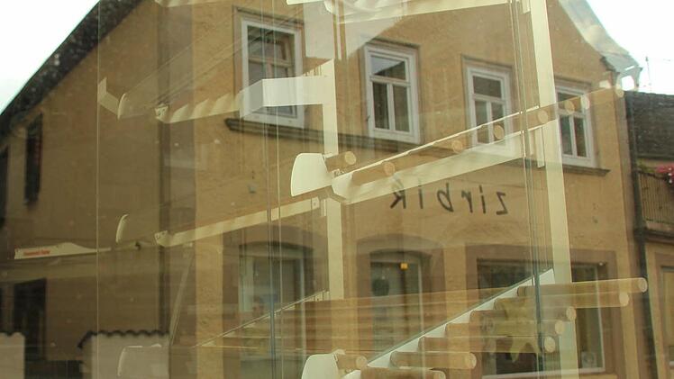 Das Ladengeschäft der Bäckerei Sachs in der Kapellenstraße in Ebern ist bereits seit dem 4. August geschlossen, die Regale leergeräumt. Foto: Andreas Lösch