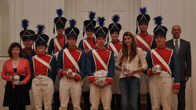 Abschied nehmen hieß es für (hinten von links) Marek Stibor, Sandra Hammer, Jacqueline Mohr, Felix Nöth, (vorne von links) Konstanze Brimer, Meike Reidelbach, Florian Koch, Simon Hammer, Svea Endres und Julius Röder. Sie verabschiedeten OB Kai Blankenburg (rechts) und Stadtmusikdirektor Bernd Hammer (links). Fotos: Peter Klopf