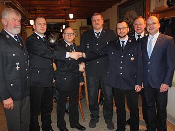 Neuwahlen bei der Freiwilligen Feuerwehr Brünn: (von links) Vorsitzender und Ortssprecher Burkard Mohr, bisheriger Zweiter Kommandant Harald Büttner, bisheriger Erster Kommandant Gerhard Bulheller, neuer Erster Kommandant Erwin Seuberling, neuer Zweiter Kommandant Christian Pfennig, Kreisbrandrat Benno Metz und Zweiter Bürgermeister Michael Kastl. Foto: Arnold Nöth