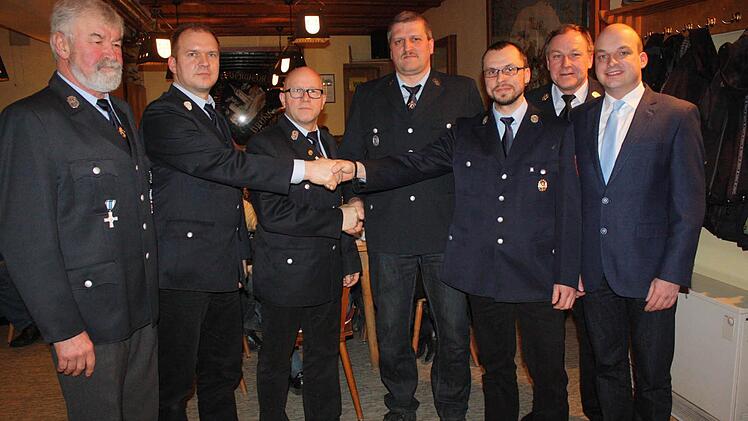 Neuwahlen bei der Freiwilligen Feuerwehr Brünn: (von links) Vorsitzender und Ortssprecher Burkard Mohr, bisheriger Zweiter Kommandant Harald Büttner, bisheriger Erster Kommandant Gerhard Bulheller, neuer Erster Kommandant Erwin Seuberling, neuer Zweiter Kommandant Christian Pfennig, Kreisbrandrat Benno Metz und Zweiter Bürgermeister Michael Kastl. Foto: Arnold Nöth