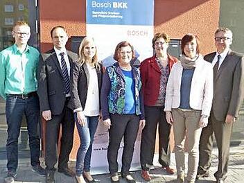 Als Team für Sie im Einsatz: Dominik Merzbacher (Fachkoordinator Kundenberatung, von links), Stefan Straub (Geschäftsstellenverantwortlicher), Stefanie Wernsdorfer (Vertrieb KB3), Marianne Heidenreich (Verantwortliche Krankengeld), Sonja Gunzelmann, Manuela Handwerger (Patientenbegleiterinnen) und Günter Lorber (Gebietsbevollmächtigter). Foto: Mirjam Helmert