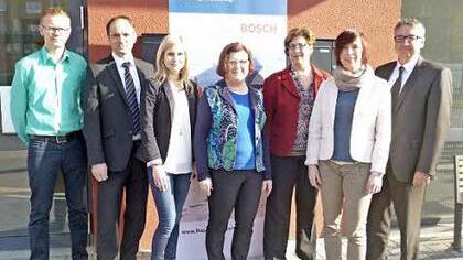 Als Team für Sie im Einsatz: Dominik Merzbacher (Fachkoordinator Kundenberatung, von links), Stefan Straub (Geschäftsstellenverantwortlicher), Stefanie Wernsdorfer (Vertrieb KB3), Marianne Heidenreich (Verantwortliche Krankengeld), Sonja Gunzelmann, Manuela Handwerger (Patientenbegleiterinnen) und Günter Lorber (Gebietsbevollmächtigter). Foto: Mirjam Helmert