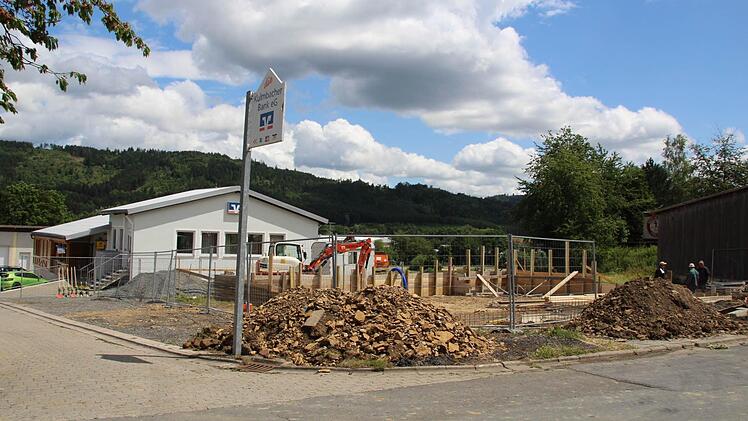 Zusammen mit dem Dorfladen und der Filiale der Kulmbacher Bank (im Hintergrund) bildet die Arztpraxis am Langenbühl ein Versorgungszentrum in Rugendorf. Foto: Matthias Beetz