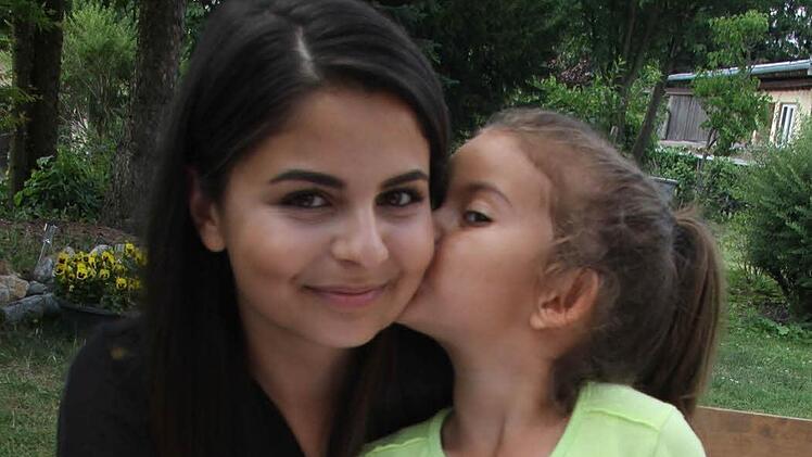 Valentina Skok kam erst vor einem Jahr aus Kroatien und legte gleich den besten Abschluss mnit 1,44 hin. Da ist nicht nur die kleine Schwester Anna stolz.