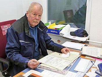 "Ich hätte nicht gedacht, dass ich mit meinen 60 Jahren noch einmal eingestellt werde": Helmut Weis an seinem Schreibtisch.  Foto: Harald Rieger