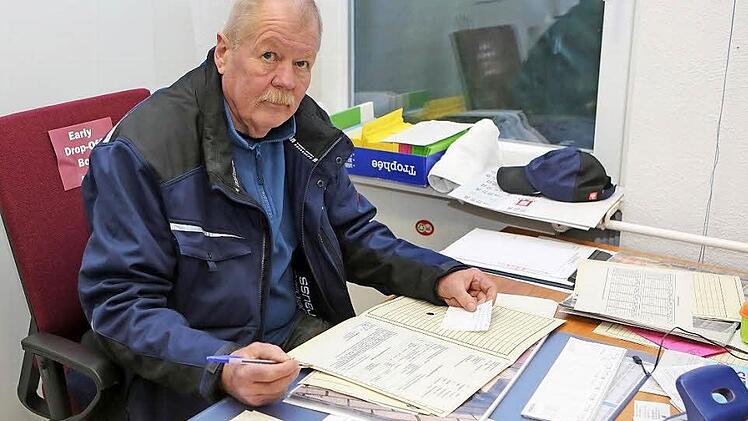 "Ich hätte nicht gedacht, dass ich mit meinen 60 Jahren noch einmal eingestellt werde": Helmut Weis an seinem Schreibtisch.  Foto: Harald Rieger