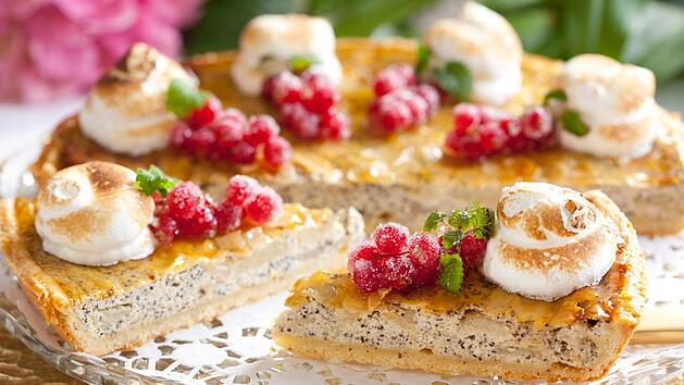 Rhabarber-Mohnkuchen mit Baiserhaube. Foto: Armin Rossmeier