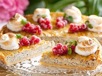 Rhabarber-Mohnkuchen mit Baiserhaube. Foto: Armin Rossmeier