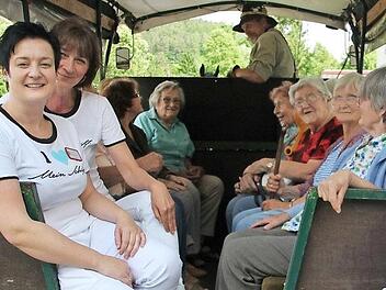 In Frankreich steht für die Reisegesellschaft eine Kutschfahrt auf dem Programm. Das Bild zeigt einen Teil der Bewohner der Hausgemeinschaften mit Leiterin Tatjana Daum (links), Ulrike Suchy (Zweite von links) und Hella Bayer (rechts). Foto: Veronika Schadeck