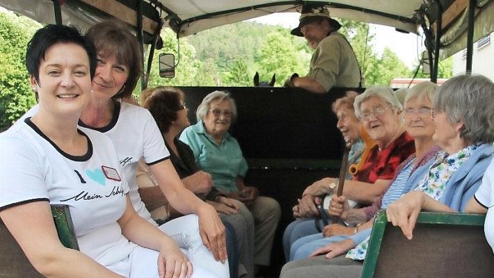 In Frankreich steht für die Reisegesellschaft eine Kutschfahrt auf dem Programm. Das Bild zeigt einen Teil der Bewohner der Hausgemeinschaften mit Leiterin Tatjana Daum (links), Ulrike Suchy (Zweite von links) und Hella Bayer (rechts). Foto: Veronika Schadeck