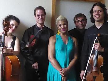 Die Sopranistin Measha Brueggergosman und das Delian-Quartett mit Miriam Prandi (Violoncello) Andreas Moscho (2. Violine), Adrian Pinzaru (1. Violine) und Georgy Kovalev (Viola).  Foto: Thomas Ahnert