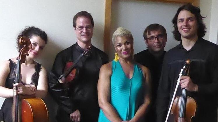 Die Sopranistin Measha Brueggergosman und das Delian-Quartett mit Miriam Prandi (Violoncello) Andreas Moscho (2. Violine), Adrian Pinzaru (1. Violine) und Georgy Kovalev (Viola).  Foto: Thomas Ahnert
