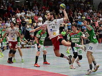 Jan Wicklein (am Ball) absolviert sein letztes Heimspiel für den HSC Bad Neustadt. Mit dem will er gegen die HSG Hanau wichtige Punkte im Kampf um den Klassenerhalt sammeln. Anand Anders