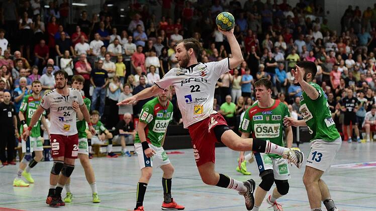 Jan Wicklein (am Ball) absolviert sein letztes Heimspiel für den HSC Bad Neustadt. Mit dem will er gegen die HSG Hanau wichtige Punkte im Kampf um den Klassenerhalt sammeln. Anand Anders