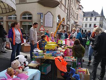 Handeln und Feilschen sind beim Flohmarkt auf dem Kinderstadtmarkt erlaubt. Birgit Rechtenbacher