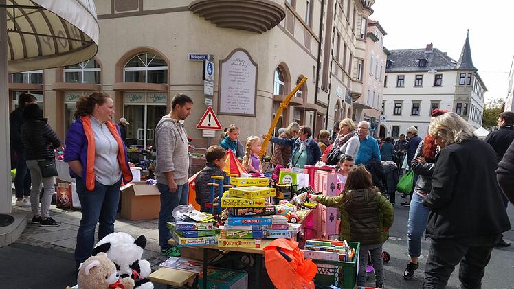 Handeln und Feilschen sind beim Flohmarkt auf dem Kinderstadtmarkt erlaubt. Birgit Rechtenbacher