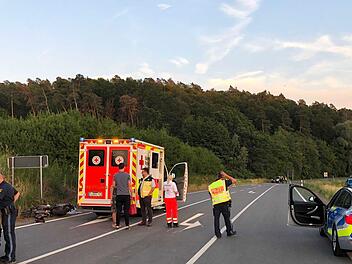 Nach einem tragischen Unfall im Landkreis Coburg r&uuml;ckte auch ein Rettungshubschrauber aus. Doch jede Hilfe kam zu sp&auml;t: Ein 21-j&auml;hriger Motorradfahrer starb noch am Unfallort. Foto: NEWS5 / Merzbach