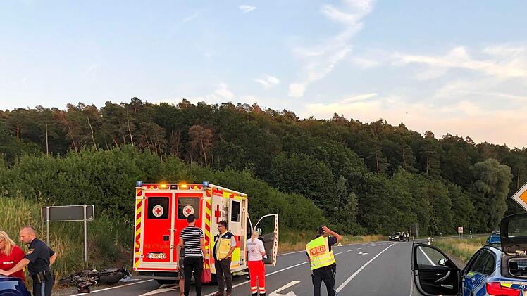 Nach einem tragischen Unfall im Landkreis Coburg r&uuml;ckte auch ein Rettungshubschrauber aus. Doch jede Hilfe kam zu sp&auml;t: Ein 21-j&auml;hriger Motorradfahrer starb noch am Unfallort. Foto: NEWS5 / Merzbach