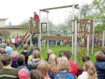 Rektorin Maria Maibom erklomm als Erste die Anlage. Foto: R. Sänger