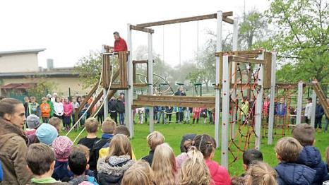 Rektorin Maria Maibom erklomm als Erste die Anlage. Foto: R. Sänger