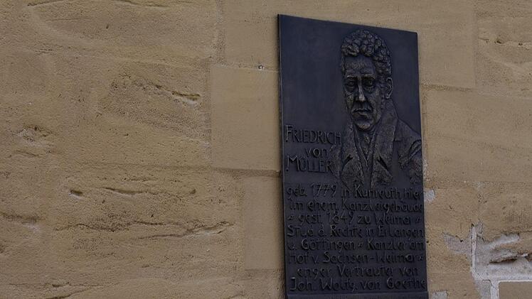 Mit dieser Bronzetafel wurde die Reihe berühmter Personen aus dem Landkreis Forchheim vorgestellt. Foto: Petra Malbrich