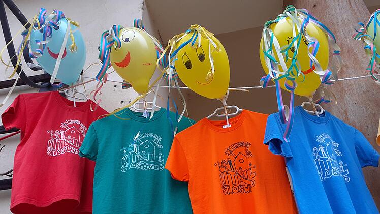 Der Kindergarten St. Oswald steuert bunte T-Shirts auf dem Faschings-Stationenweg bei.