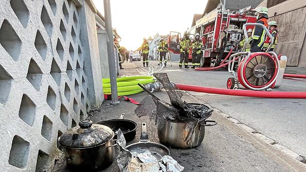 Verbrannte Kocht&ouml;pfe vor dem Haus