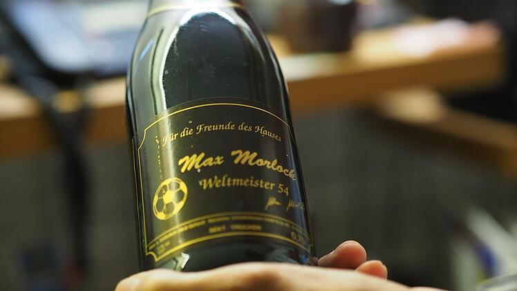 Witziges Geschenk von einem guten Freund: der Max-Morlock-Sekt.