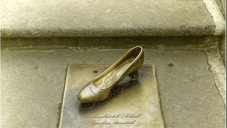 Auf der Treppe von Schloss Moritzburg liegt noch Aschenbrödels goldener Schuh.