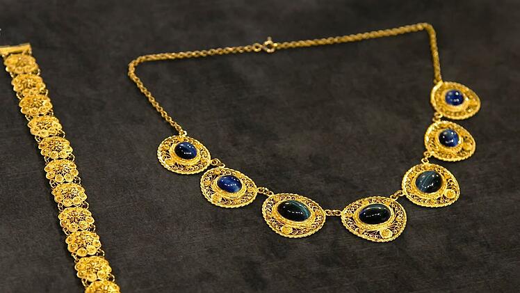 800 Euro zahlte Händler Friedrich Häusser für das Collier sowie das Armband aus 900-er Gold mit Falkenaugen-Steinen.