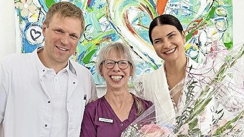 Heidi Güssbacher (Mitte), umrahmt von Dr. Heiko und Dr. Lidia Poppe, wurde bei einer kleinen Feier geehrt.