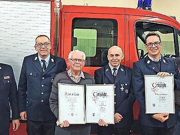 Robert Burger (3. von links) wurde f&uuml;r 70 Jahre Vereinsmitgliedschaft geehrt und gleichzeitig zum Ehrenmitglied ernannt. Der stv. Kommandant Thomas Wehner (2. von rechts) erhielt die Urkunde f&uuml;r 25 Jahre aktiven Dienst. &Uuml;berreicht wurden die Urkun...