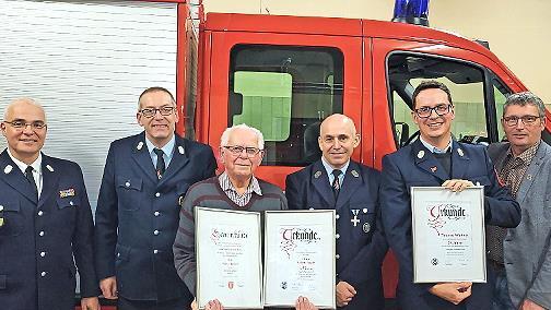 Robert Burger (3. von links) wurde f&uuml;r 70 Jahre Vereinsmitgliedschaft geehrt und gleichzeitig zum Ehrenmitglied ernannt. Der stv. Kommandant Thomas Wehner (2. von rechts) erhielt die Urkunde f&uuml;r 25 Jahre aktiven Dienst. &Uuml;berreicht wurden die Urkun...